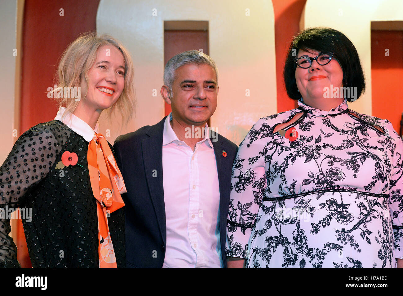 Adjoint au maire pour la culture Justine Simons (à gauche) et le maire de Londres Sadiq Khan, avec Amy boiteux (centre), qui a été nommé le premier tsar de la nuit, au 100 Club, Londres. Banque D'Images