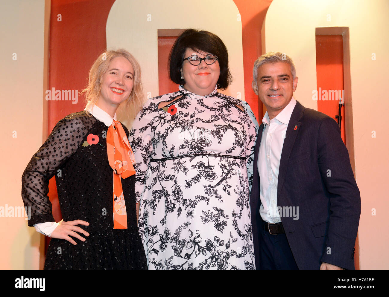 Adjoint au maire pour la culture Justine Simons (à gauche) et le maire de Londres Sadiq Khan, avec Amy boiteux (centre), qui a été nommé le premier tsar de Londres la nuit, au 100 Club, Londres. Banque D'Images