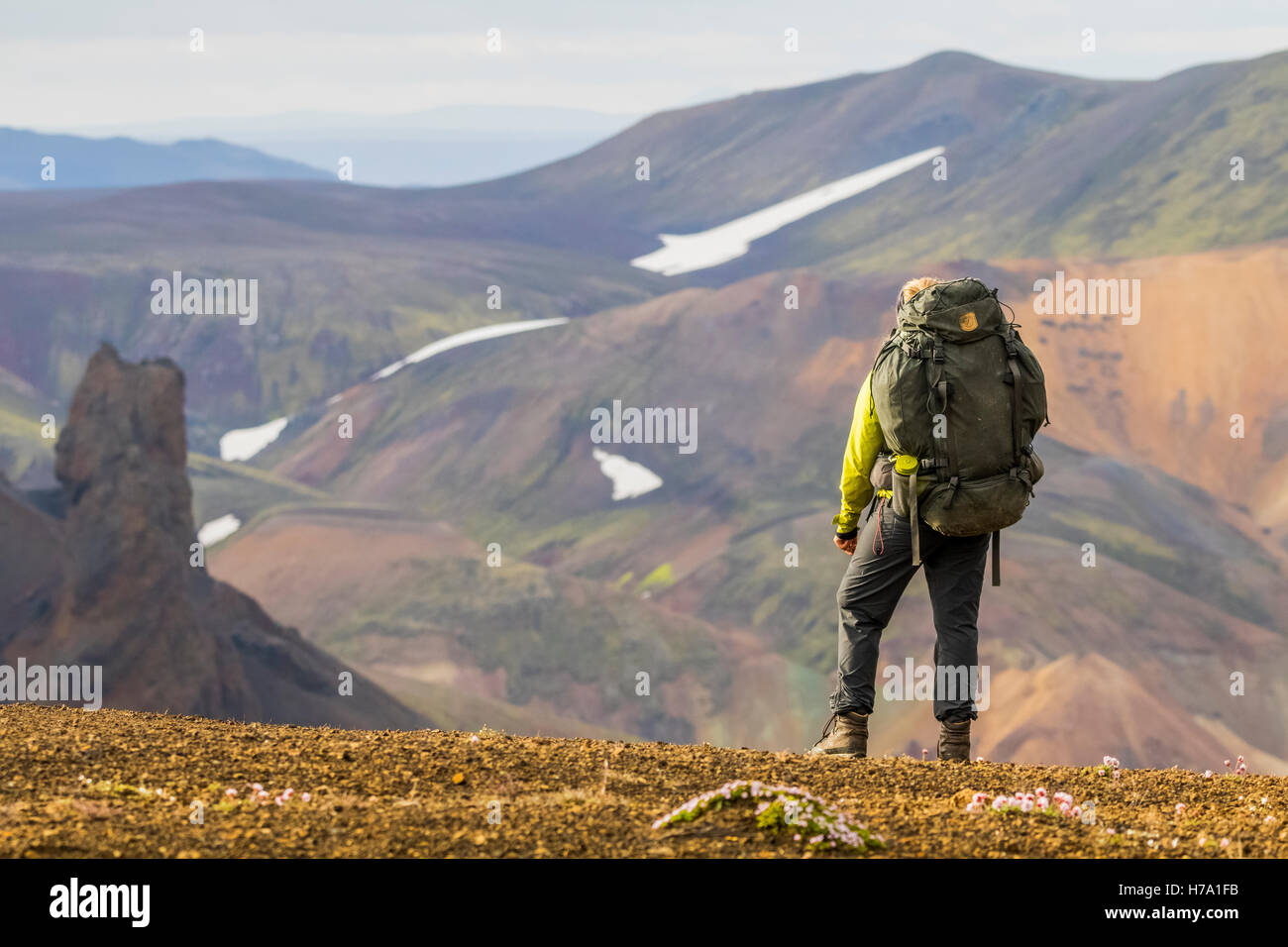 Un jeune randonneur avec vue sur les montagnes en Landmannlaugar. Banque D'Images