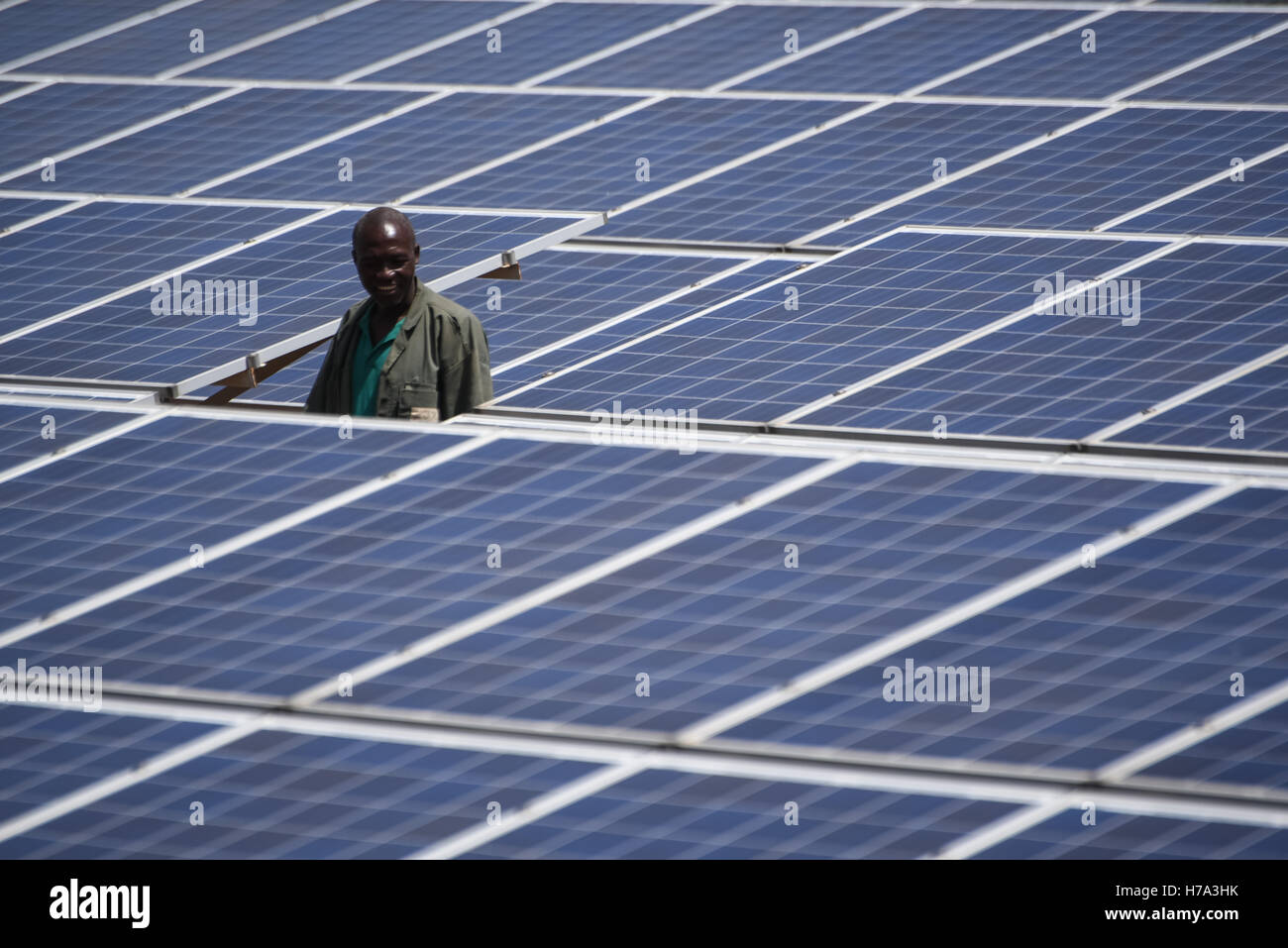 L'électrification rurale et de l'énergie solaire en Afrique subsaharienne. - 04/03/2016 - - Yorosso (Mali) Mars 4th, 2016 : centrale solaire de Yorosso. - Nicolas Remene / Le Pictorium Banque D'Images