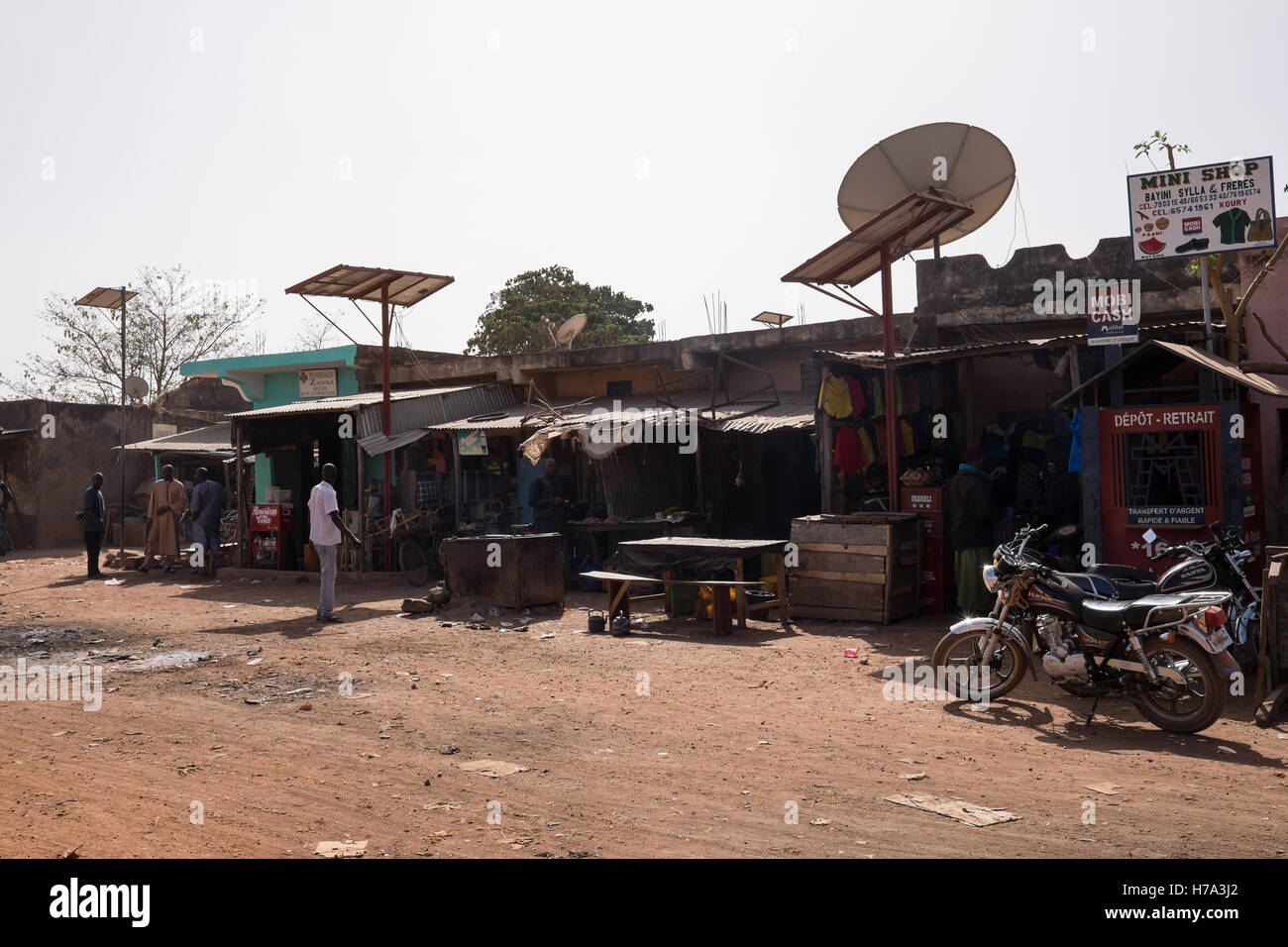 L'électrification rurale et de l'énergie solaire en Afrique subsaharienne. - 04/03/2016 - - Koury (Mali), mars 4th, 2016 : route principale. Nous pouvons voir qu'un certain nombre de boutiques sont équipées de panneaux solaires. - Nicolas Remene / Le Pictorium Banque D'Images