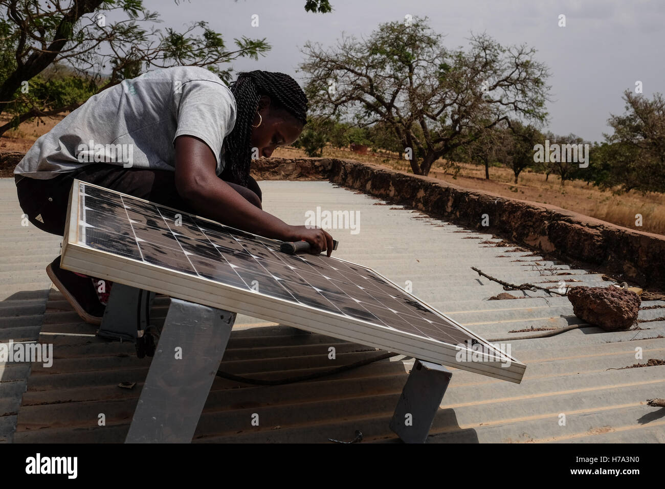 L'électrification rurale et de l'énergie solaire en Afrique subsaharienne.  - 09/03/2016 - - Kourinion, Burkina Faso 9 Mars 2016 : les techniciens de  la DSP Yeelen Ba, Julienne Sone et Bamogo Adrien,