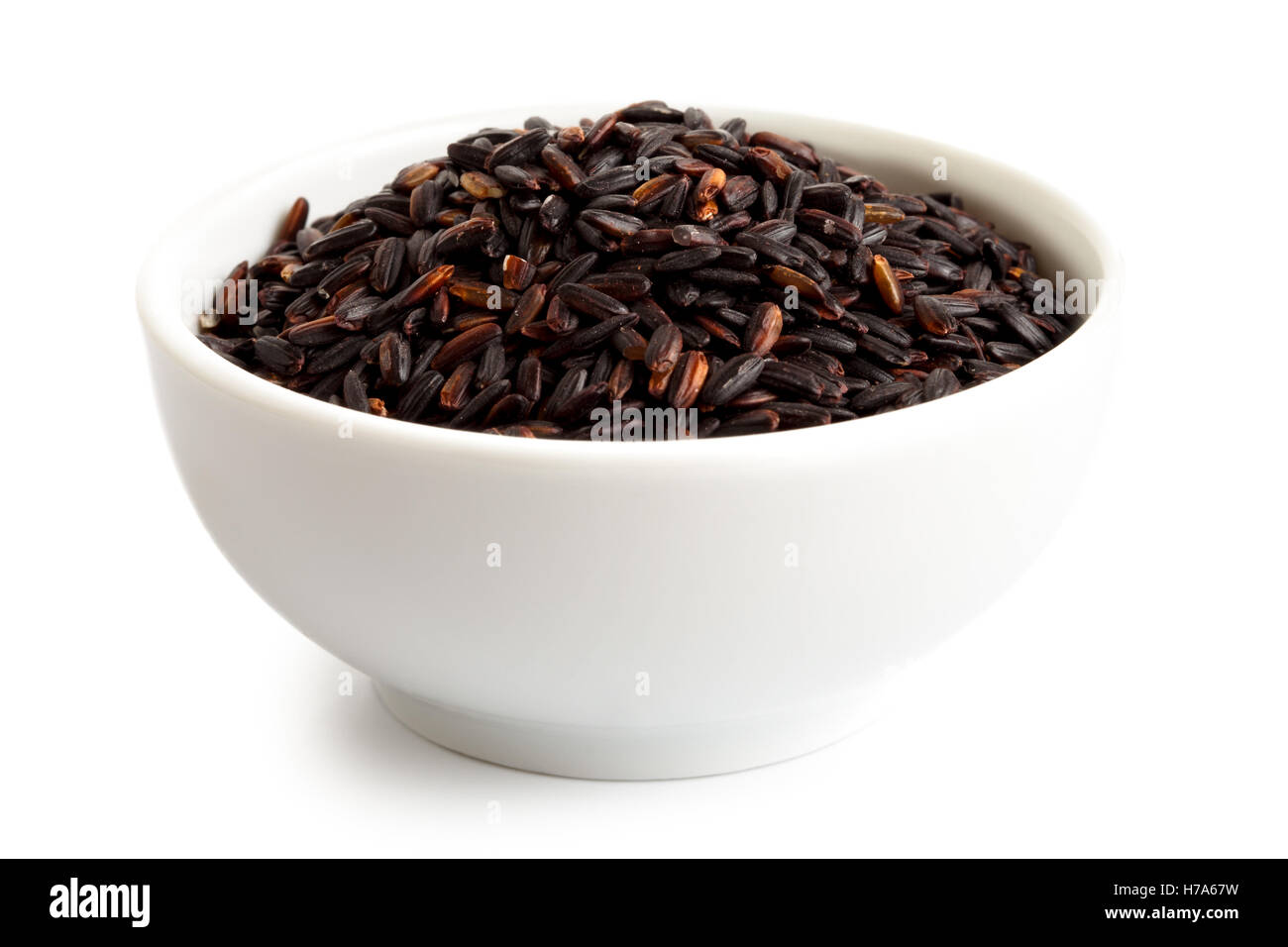 Bol de riz à grain long noir Nerone isolé sur blanc. Banque D'Images
