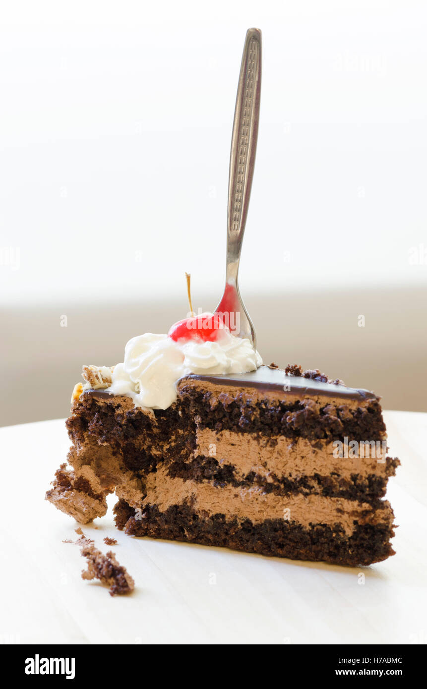 Gâteau au chocolat avec cerise sur le dessus Banque D'Images