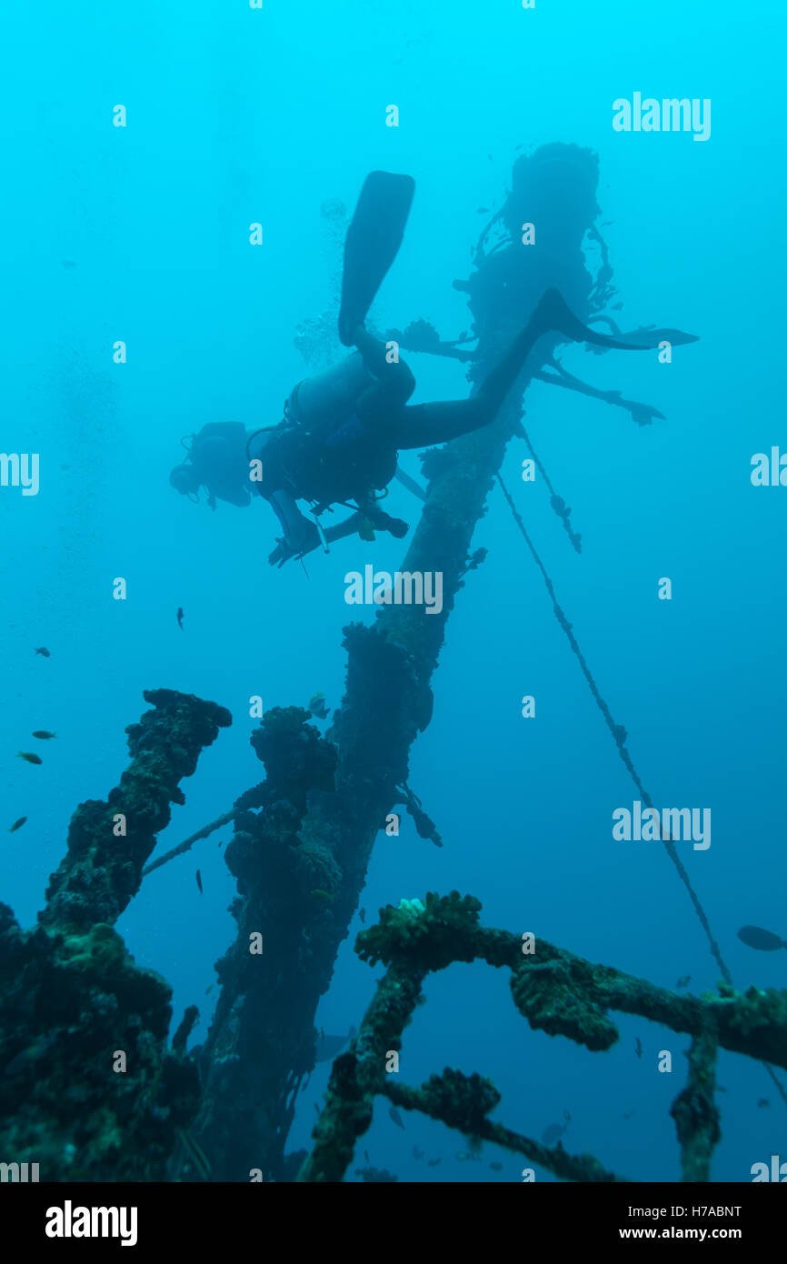 D'autres cargos sur fond de l'océan et le groupe de plongeurs, Maldives Banque D'Images