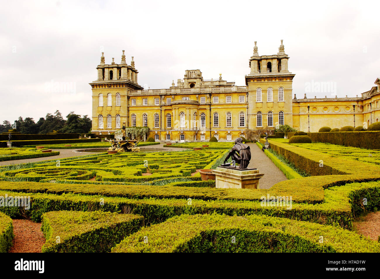 Jardin parterre avec sentiers en gravier, une fontaine et statue sur un terrain de Blenheim Palace, Oxfordshire, England, UK Banque D'Images