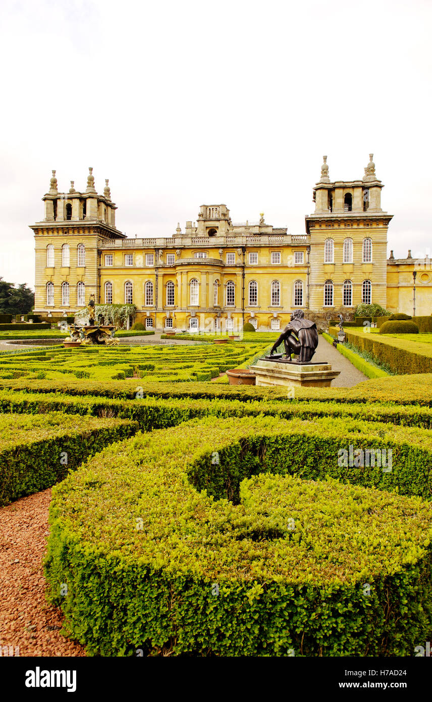 Jardin parterre avec allée de graviers et façade baroque de Blenheim Palace, Oxfordshire, England, UK Banque D'Images