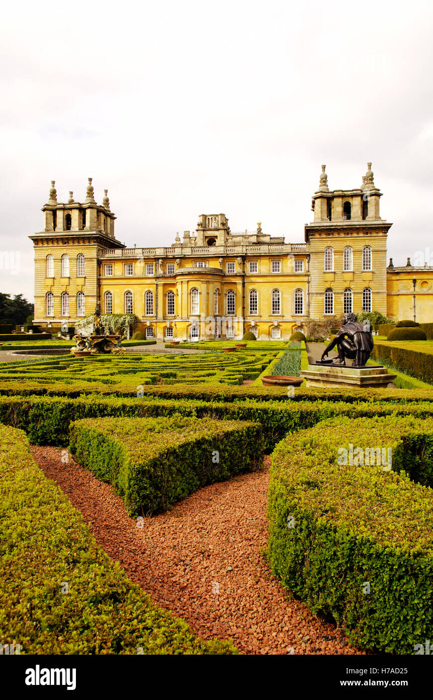Jardin parterre avec sentiers en gravier situé en face de la façade baroque de Blenheim Palace, Oxfordshire, England, UK Banque D'Images