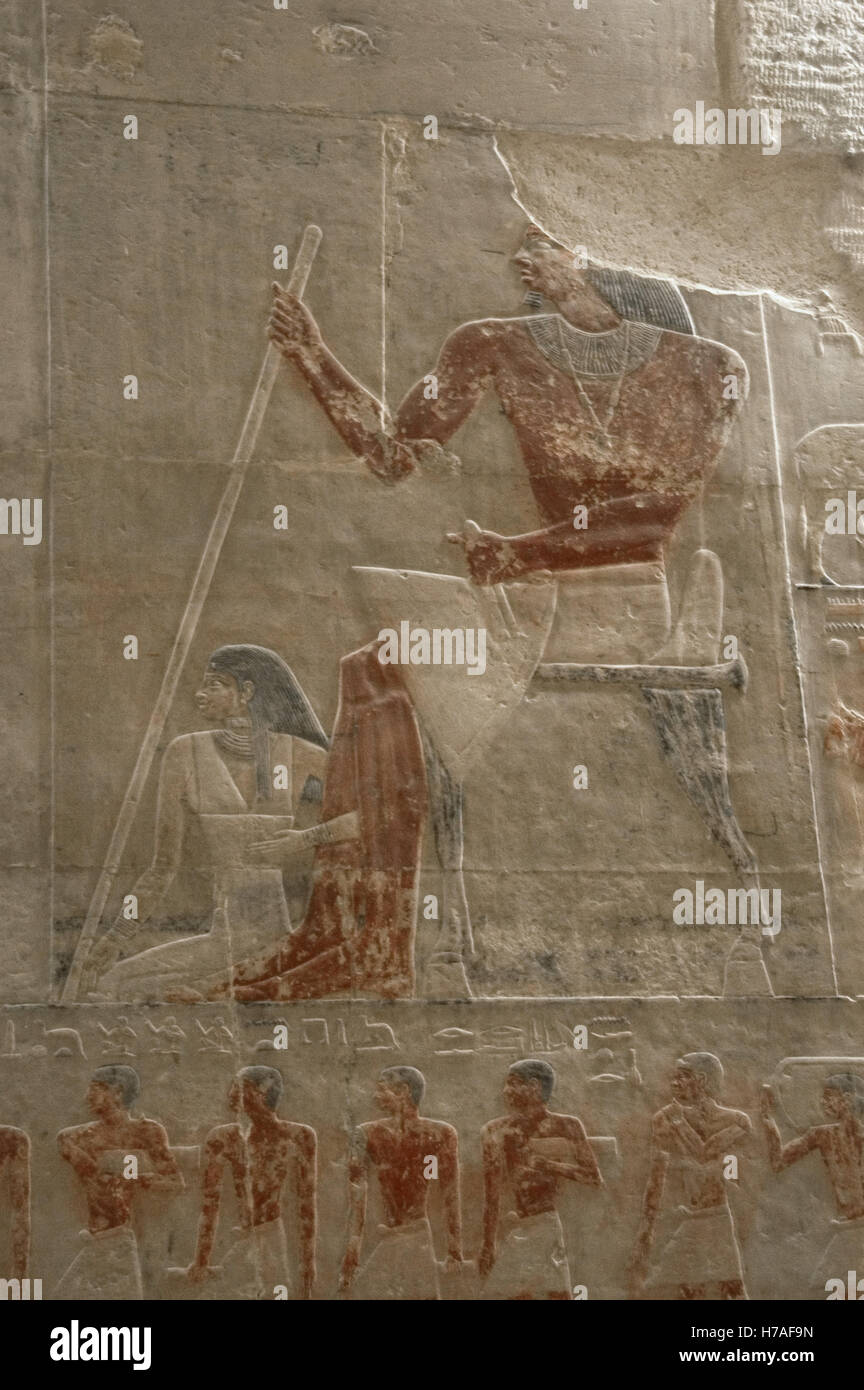 L'Égypte. Saqqara. Mastaba de Ti. Ca. 2400 AV 5e dynastie. Vieux Royaume. Relief représentant le défunt et son épouse. Banque D'Images