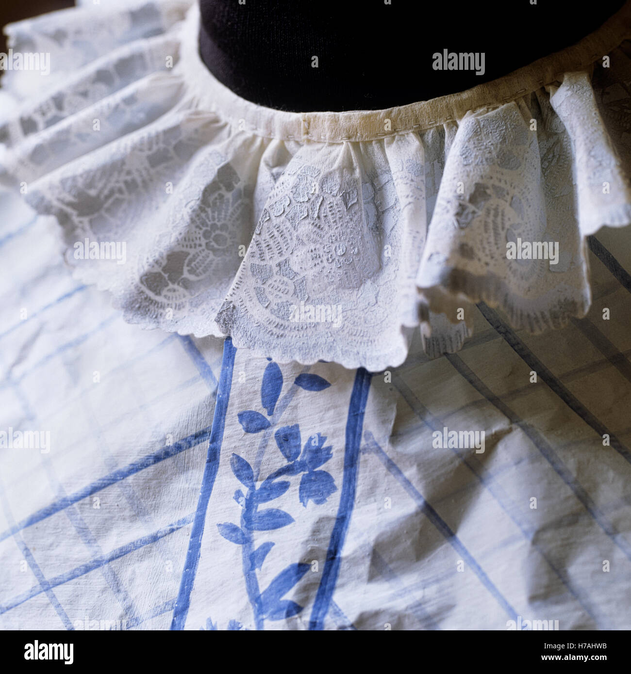 Collier dentelle détails sur réplique historique robe de papier par Isabelle de Borchgrave Banque D'Images