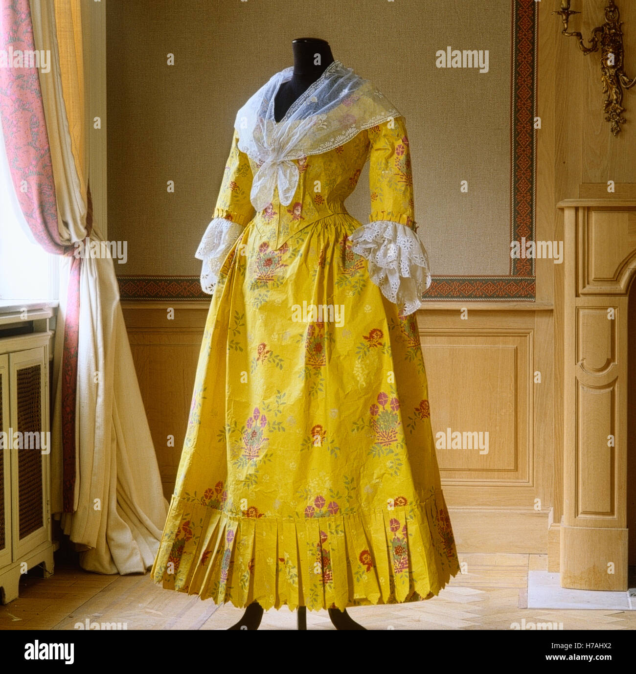 Robe en mousseline jaune jour avec châle de dentelle et manches, réplique historique robe de papier par Isabelle de Borchgrave Banque D'Images