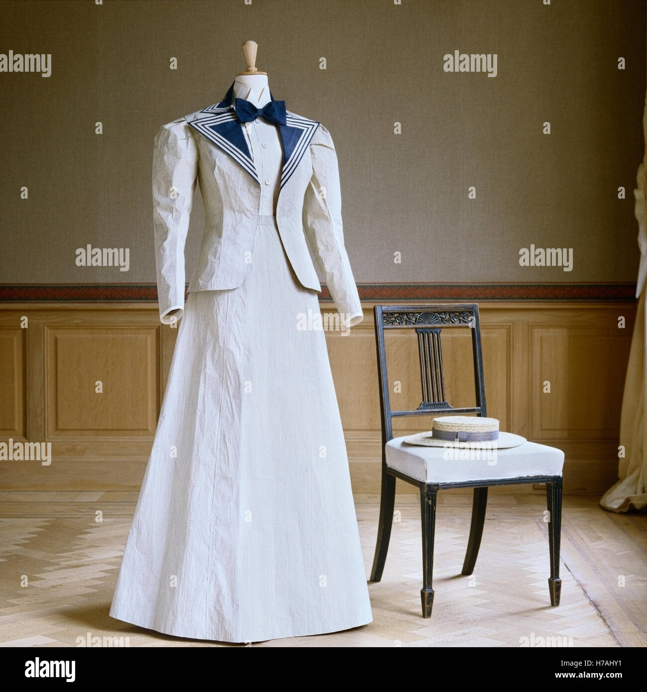Style marin bleu et blanc, jupe et veste avec Chapeau en paille, répliques historiques faits de papier, Isabelle de Borchgrave Banque D'Images
