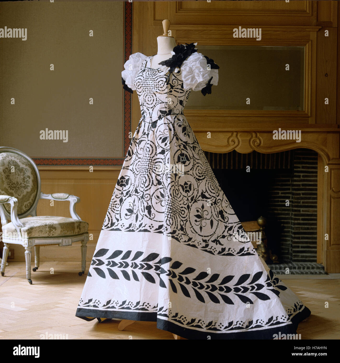 À motifs noir et blanc ballgown réplique historique robe de papier par Isabelle de Borchgrave Banque D'Images