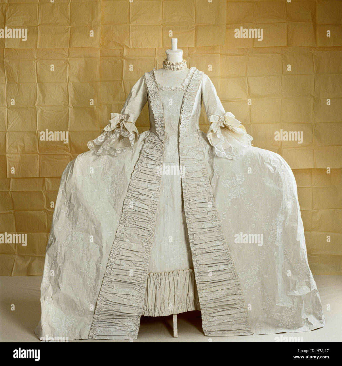 Ballgown crinoline avec manches en dentelle, robe de papier réplique historique par Isabelle de Borchgrave Banque D'Images
