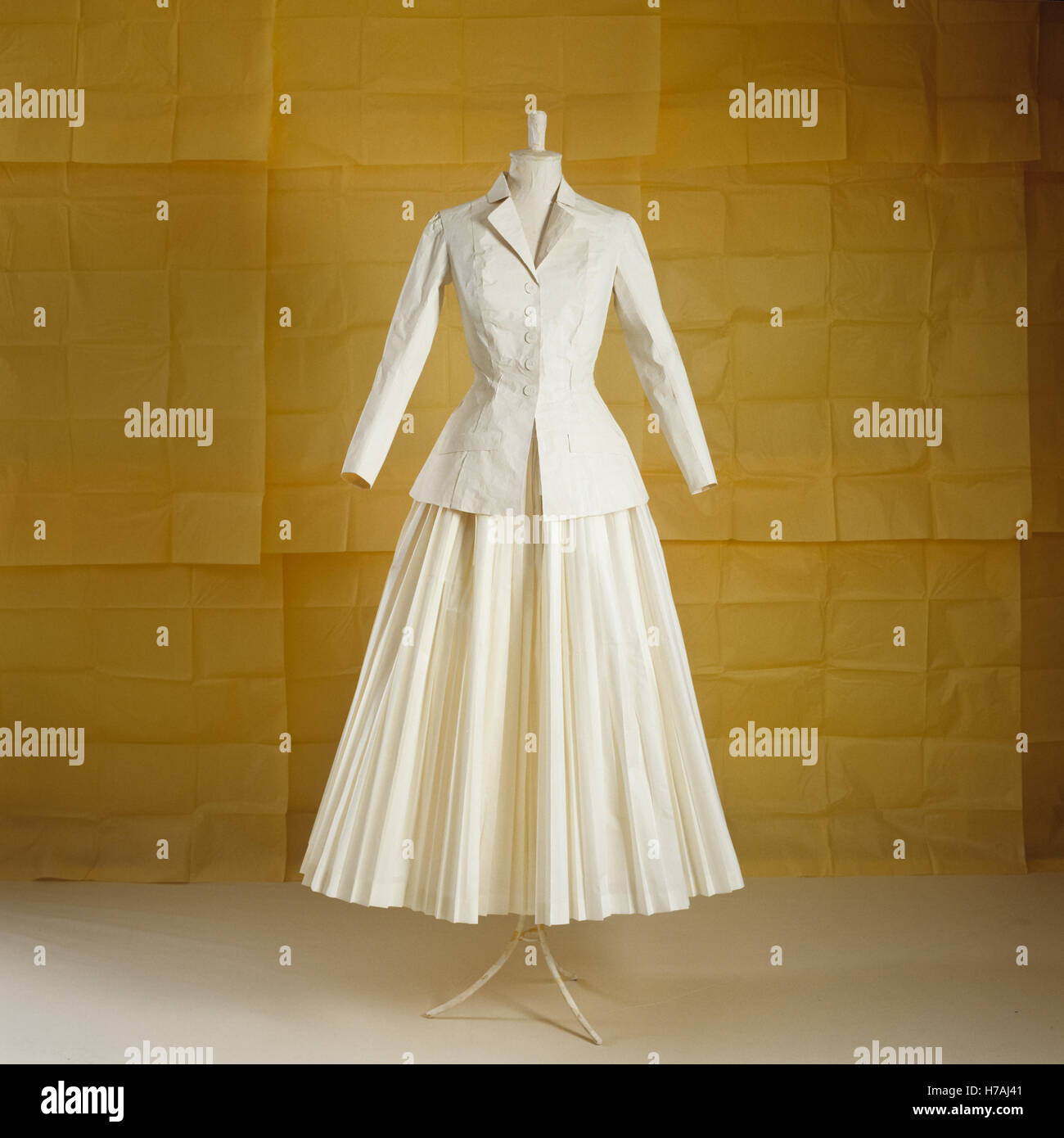 Historique du papier plissé blanc réplique jupe et veste, par Isabelle de Borchgrave Banque D'Images