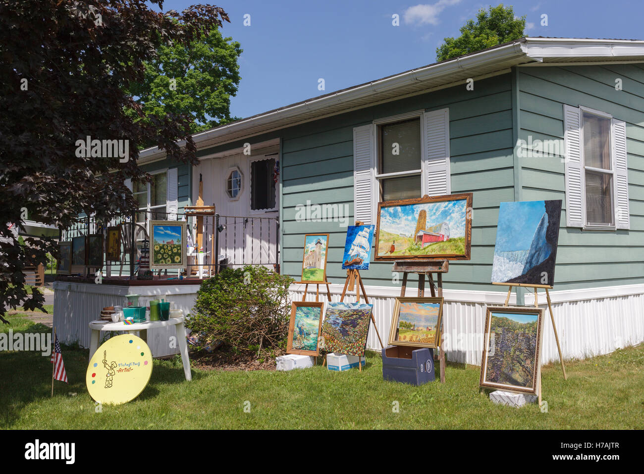 Les peintures peuvent être achetés à la vente de garage dans un parc dans la région des lacs Finger de l'État de New York, USA. Banque D'Images