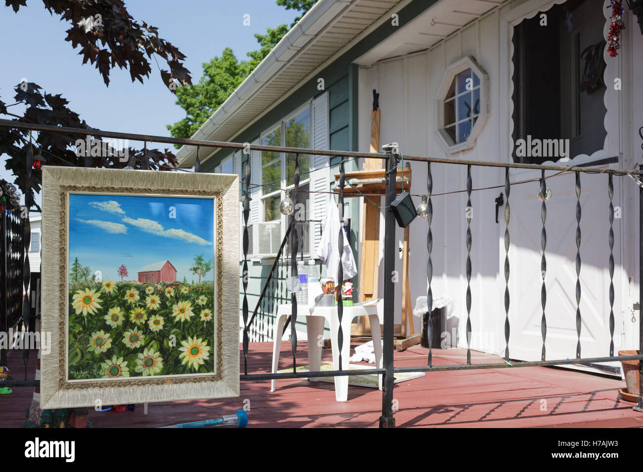 Les peintures peuvent être achetés à la vente de garage dans un parc dans la région des lacs Finger de l'État de New York, USA. Banque D'Images