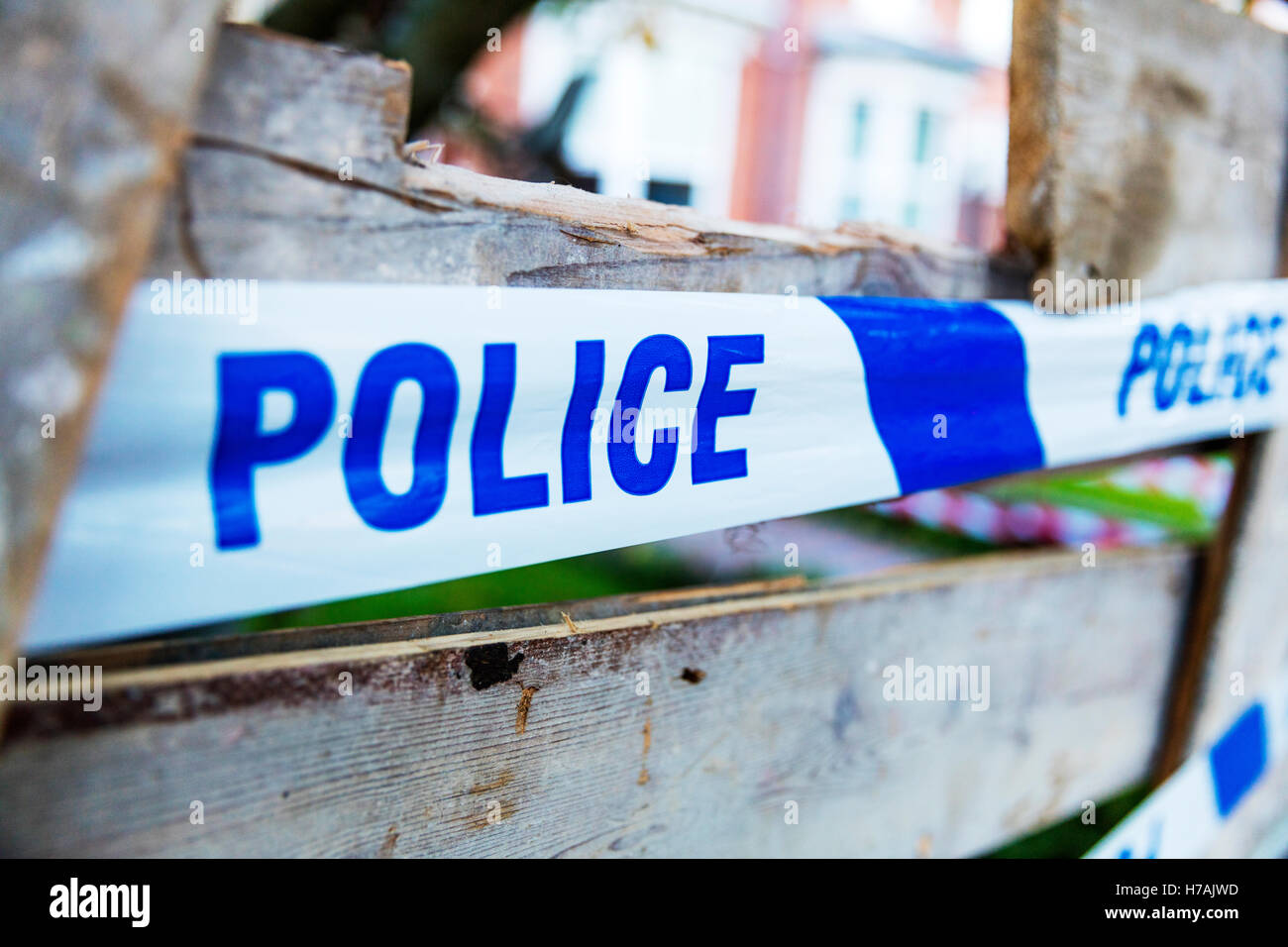 Bande de police utilisée pour faire savoir aux jeunes policiers sont au courant de l'incident garder hors UK Angleterre signe police GO Banque D'Images