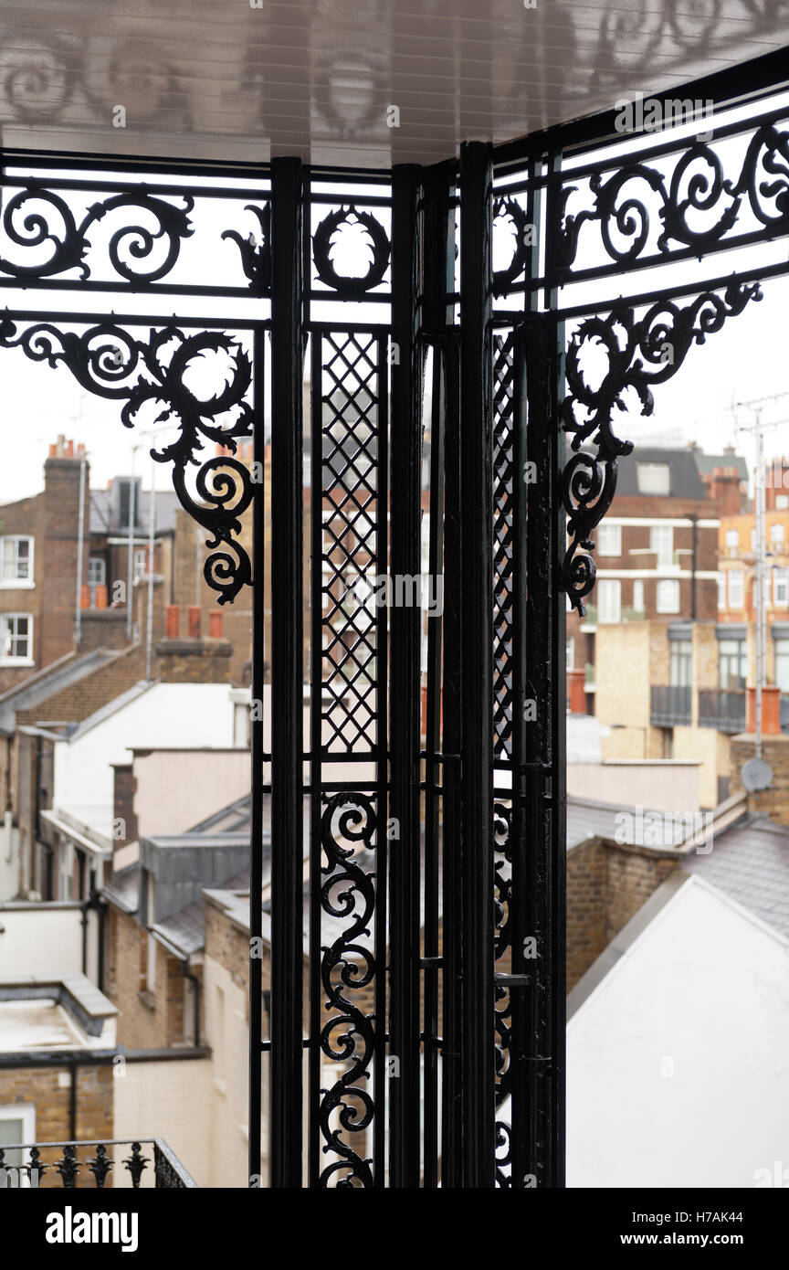 Détail du balcon en fer forgé à l'extérieur du bâtiment Gloucester Place, London, England, UK Banque D'Images