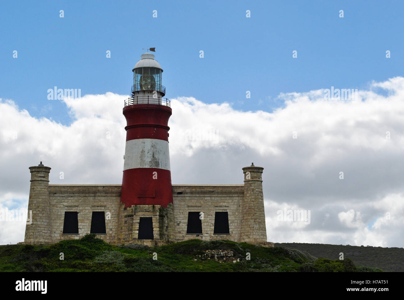 Afrique du Sud : vue sur le cap Agulhas Lighthouse, construit en 1849 sur l'extrémité sud du village de L'Agulhas, dans le Parc National d'Agulhas Banque D'Images