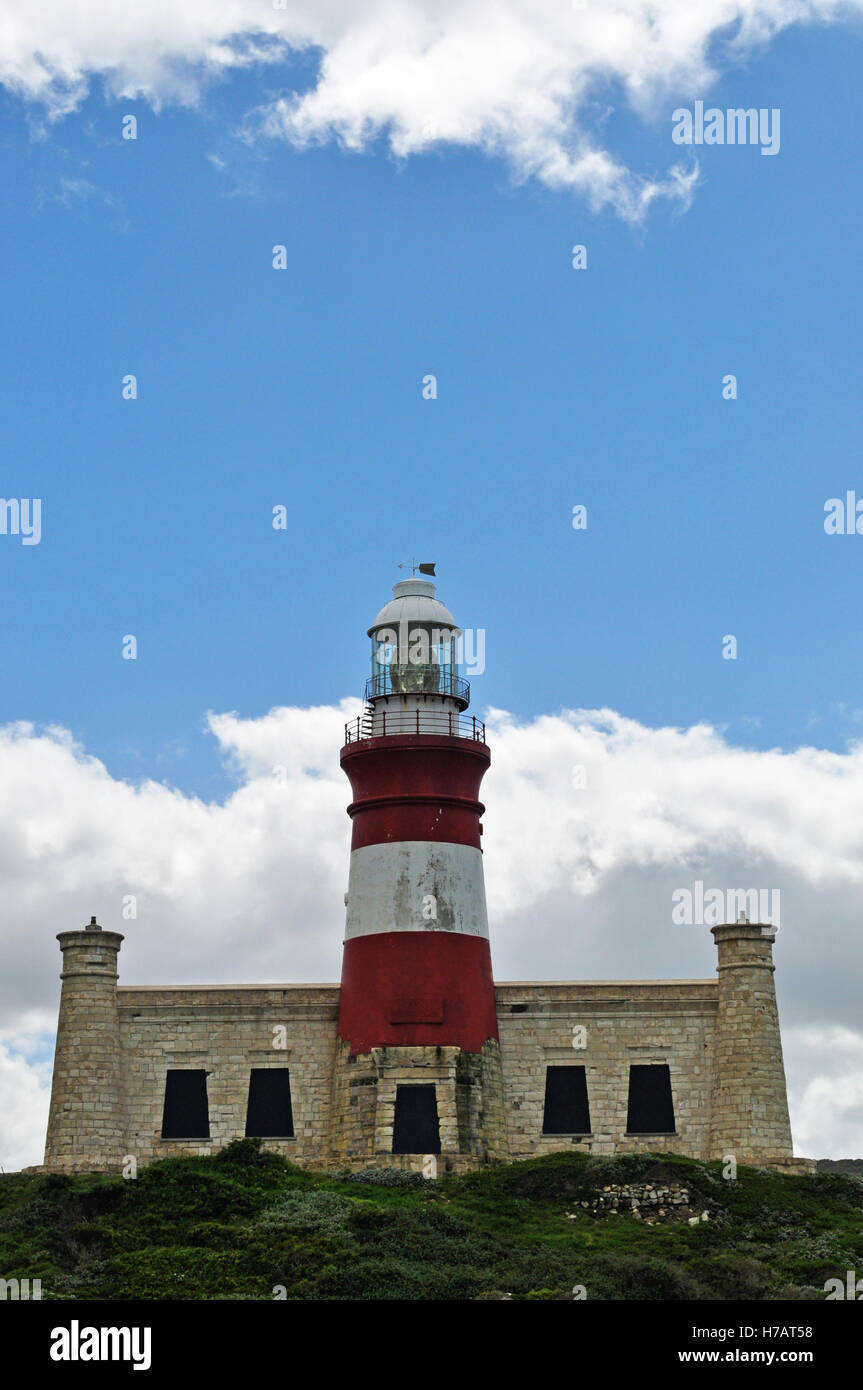 Afrique du Sud : vue sur le cap Agulhas Lighthouse, construit en 1849 sur l'extrémité sud du village de L'Agulhas, dans le Parc National d'Agulhas Banque D'Images