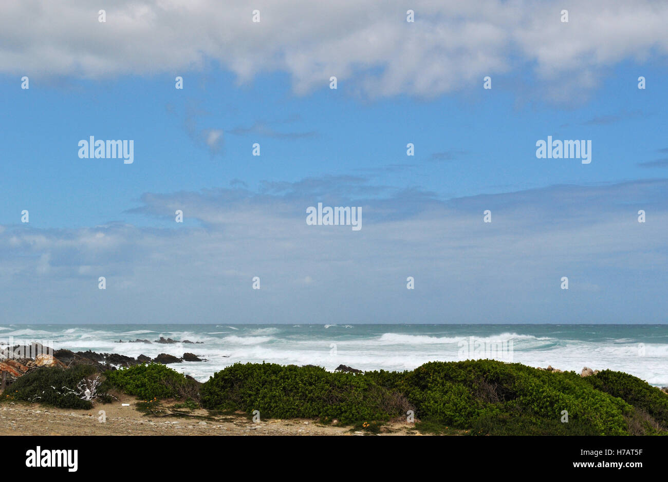 L'Afrique du Sud, conduite sur la route : les vagues et la plage du Cap des aiguilles, la pointe sud de l'Afrique, où les océans Atlantique et Indien rencontrez Banque D'Images