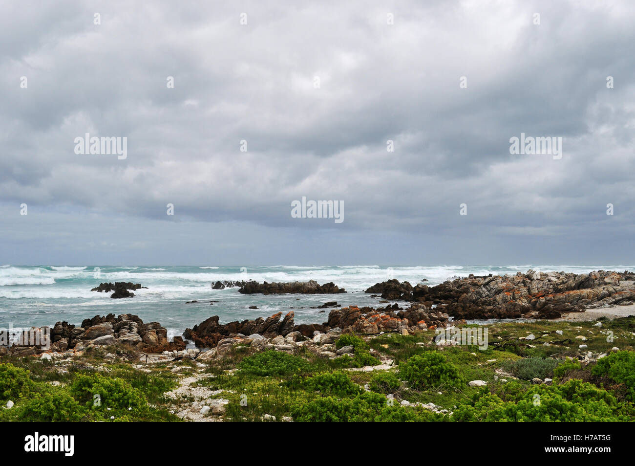 L'Afrique du Sud, conduite sur la route : les vagues et la plage du Cap des aiguilles, la pointe sud de l'Afrique, où les océans Atlantique et Indien rencontrez Banque D'Images