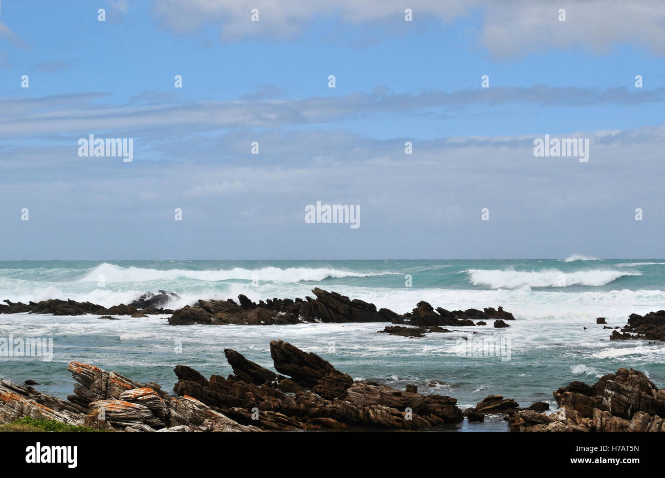 L'Afrique du Sud, conduite sur la route : les vagues et la plage du Cap des aiguilles, la pointe sud de l'Afrique, où les océans Atlantique et Indien rencontrez Banque D'Images