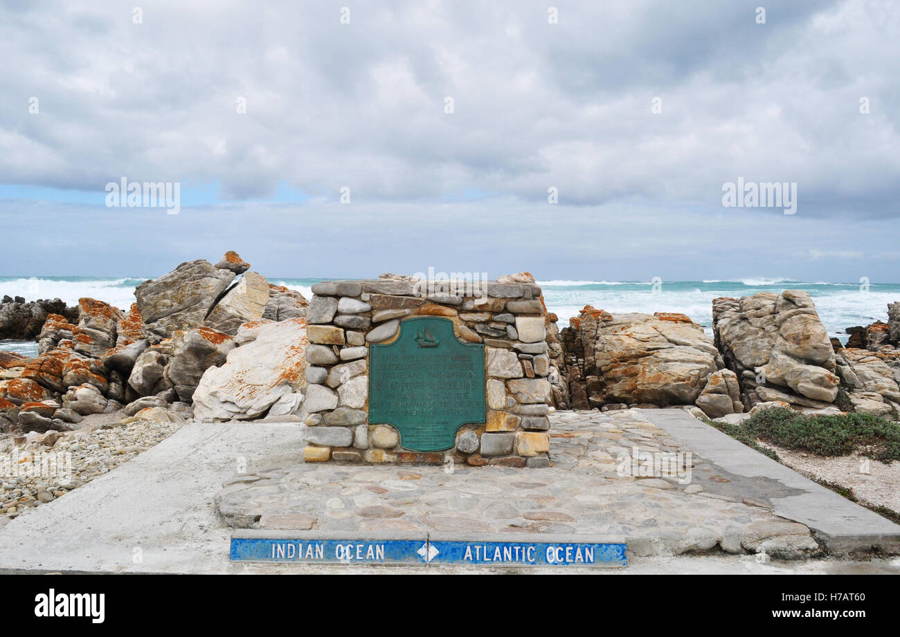 Afrique du Sud : le signe du cap des aiguilles, la pointe sud de l'Afrique où rencontrer des océans Atlantique et Indien Banque D'Images