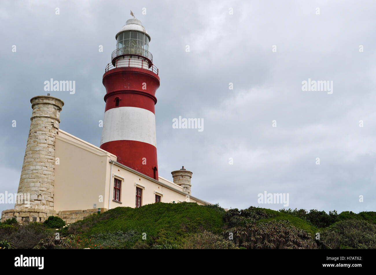 Afrique du Sud : vue sur le cap Agulhas Lighthouse, construit en 1849 sur l'extrémité sud du village de L'Agulhas, dans le Parc National d'Agulhas Banque D'Images