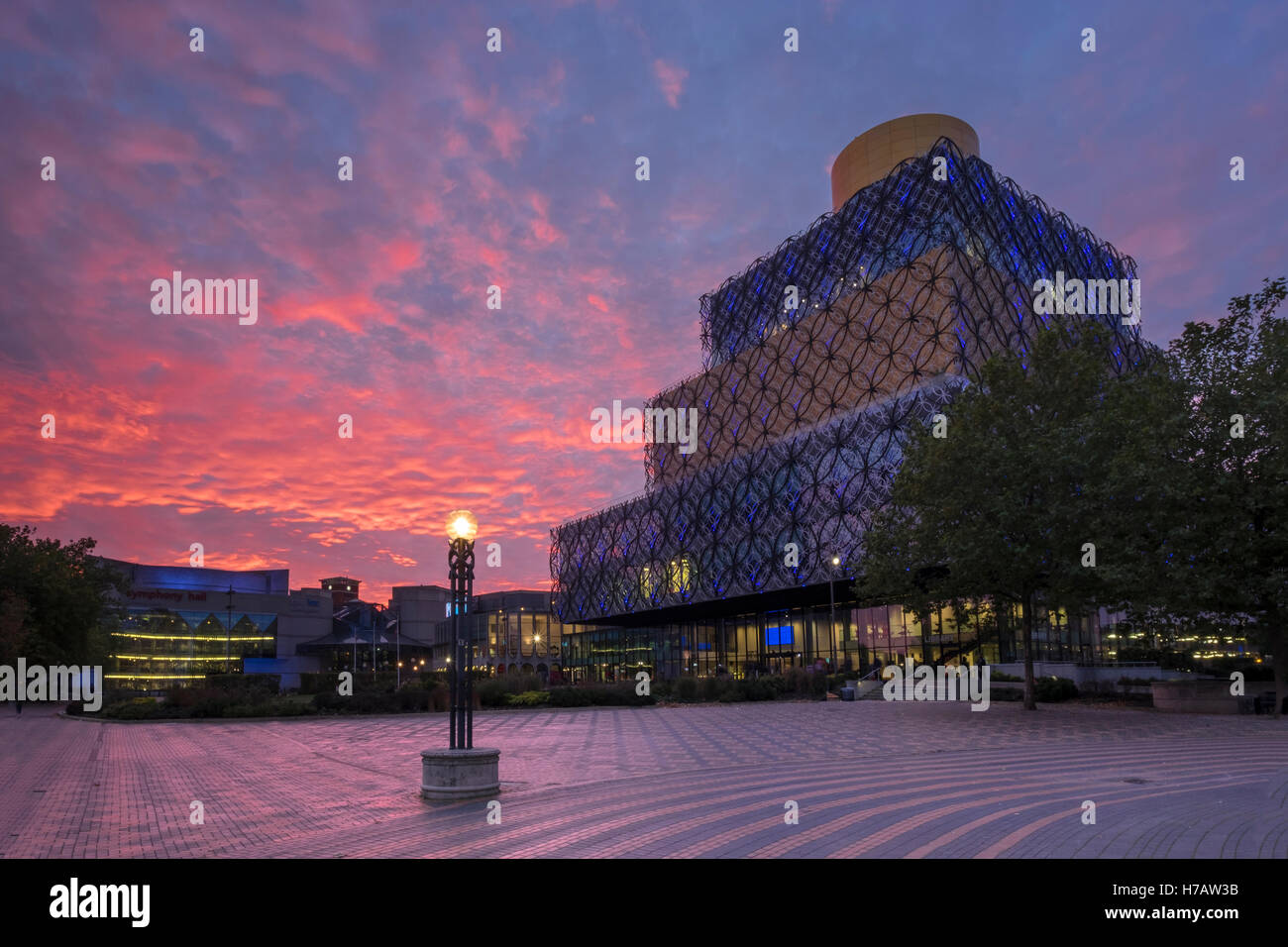 Bibliothèque de Birmingham la nuit, Centenary Square, Birmingham, West Midlands, England Banque D'Images
