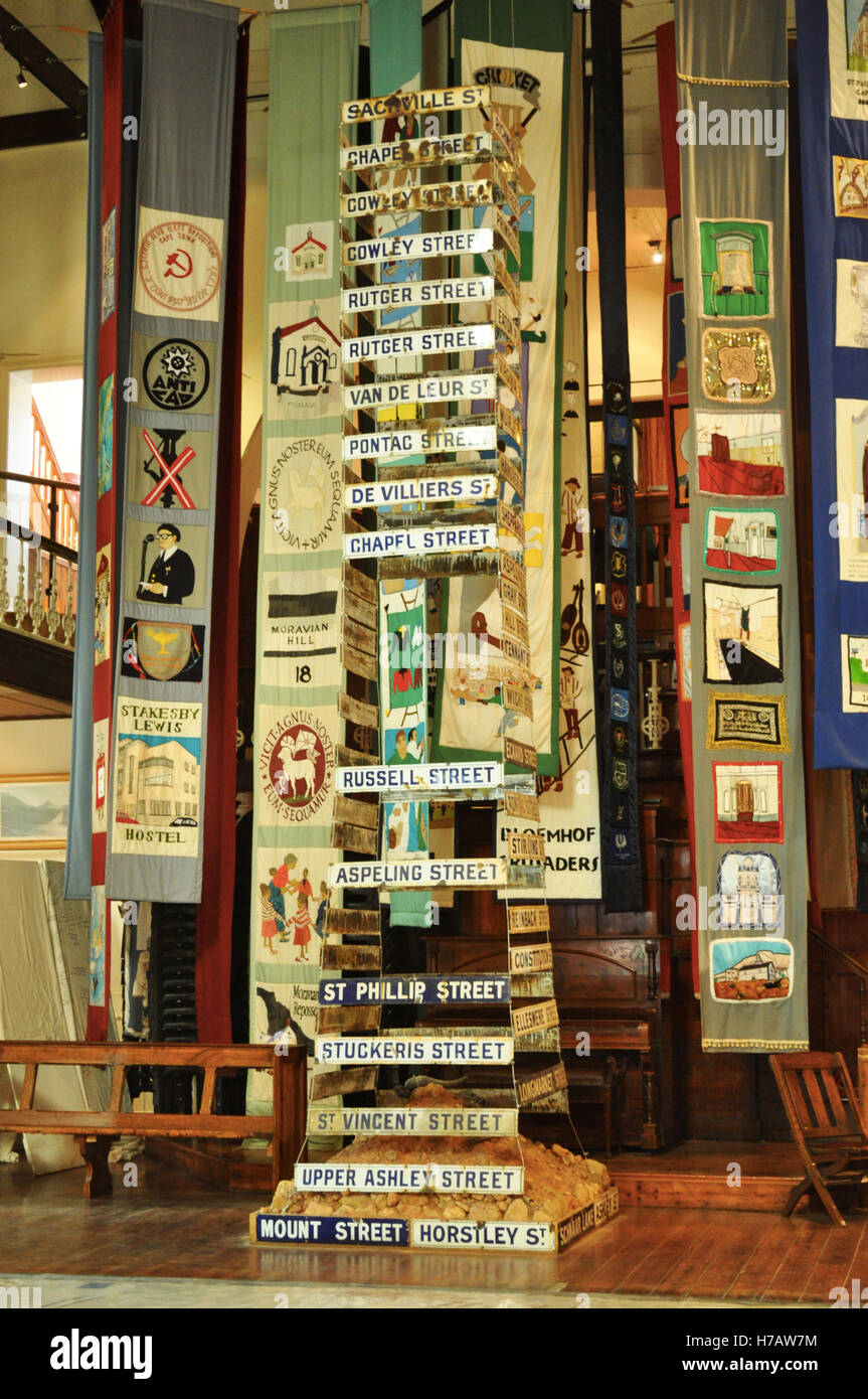 Cape Town, District Six Museum : la pile de l'ancien des plaques de rue avant le retrait forcé des habitants du quartier quartier 6 Banque D'Images