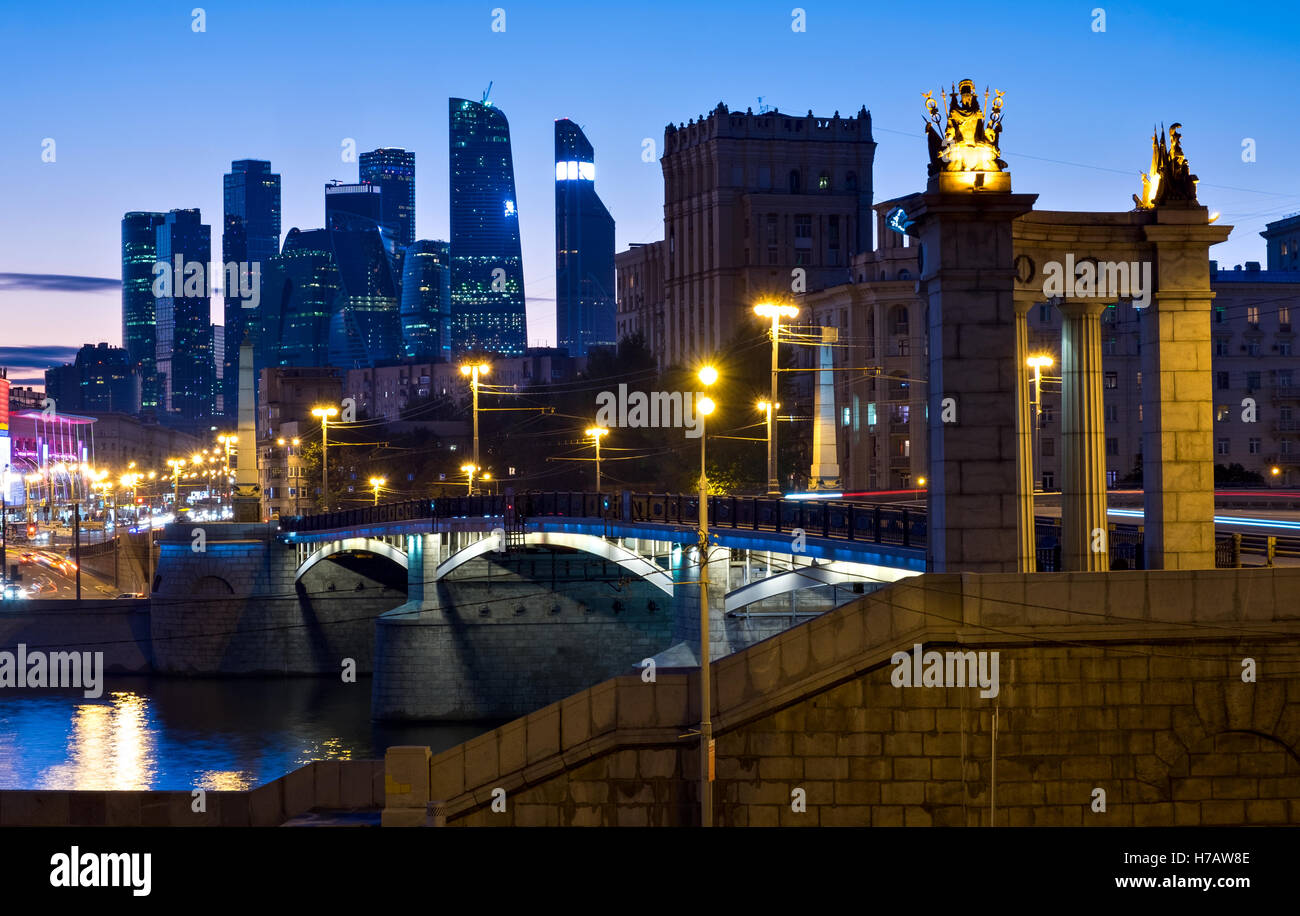 Borodinsky Bridge et centre d'affaires international de Moscou, Russie Banque D'Images