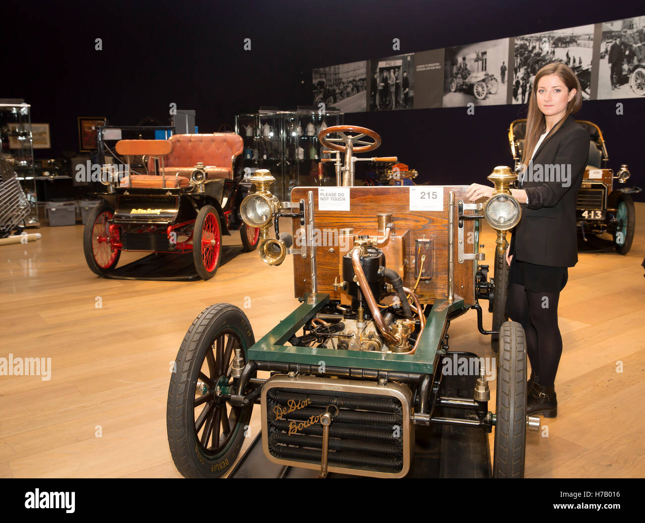 Londres, Royaume-Uni. 29Th sep 2016. Une dame pose avec un 1903 De Dion-BOUTON 5hp sur l'affichage lors de la journée presse Londres à Brighton exécuter la vente, vétéran des voitures et l'automobila Bonhams à Londres, Crédit : Keith Larby/Alamy Live News Banque D'Images