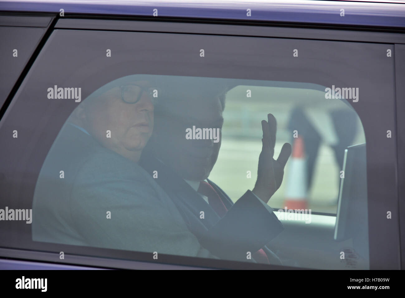 Belfast, Irlande du Nord. 3 novembre, 2016. Le président de Colombie Juan Manuel Santos Calderon arrive à Belfast à l'aéroport George Best City et est accueilli par le secrétaire d'État l'Rt Hon James Brokenshire et Mme Fionnuala Jay O'Boyle, Lord-Lieutenant de Sa Majesté de la County Borough de Belfast. Credit : Mark Winter/Alamy Live News Banque D'Images