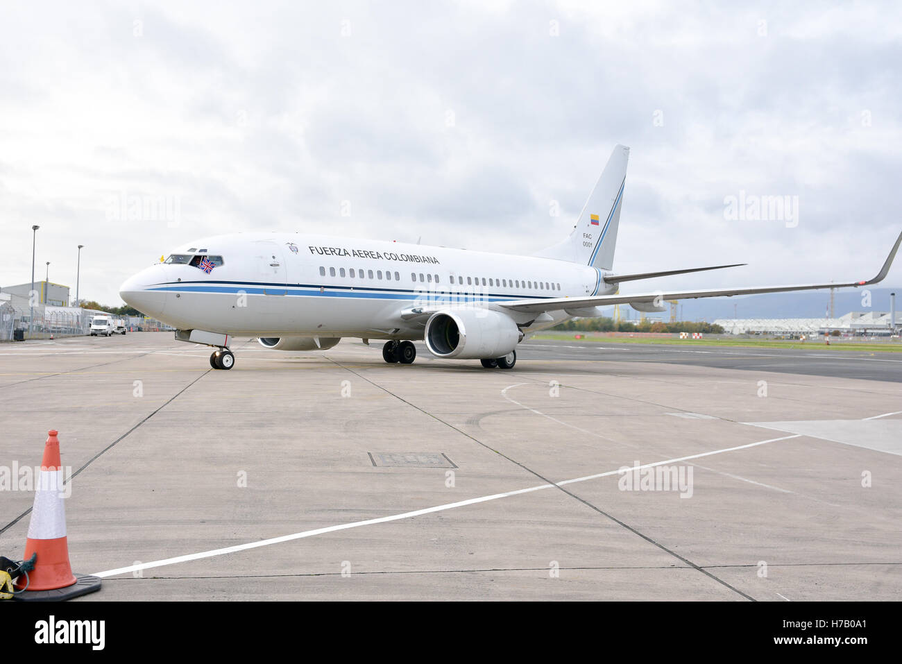 Belfast, Irlande du Nord. 3 novembre, 2016. Le président de Colombie Juan Manuel Santos Calderon arrive à Belfast à l'aéroport George Best City et est accueilli par le secrétaire d'État l'Rt Hon James Brokenshire et Mme Fionnuala Jay O'Boyle, Lord-Lieutenant de Sa Majesté de la County Borough de Belfast. Credit : Mark Winter/Alamy Live News Banque D'Images