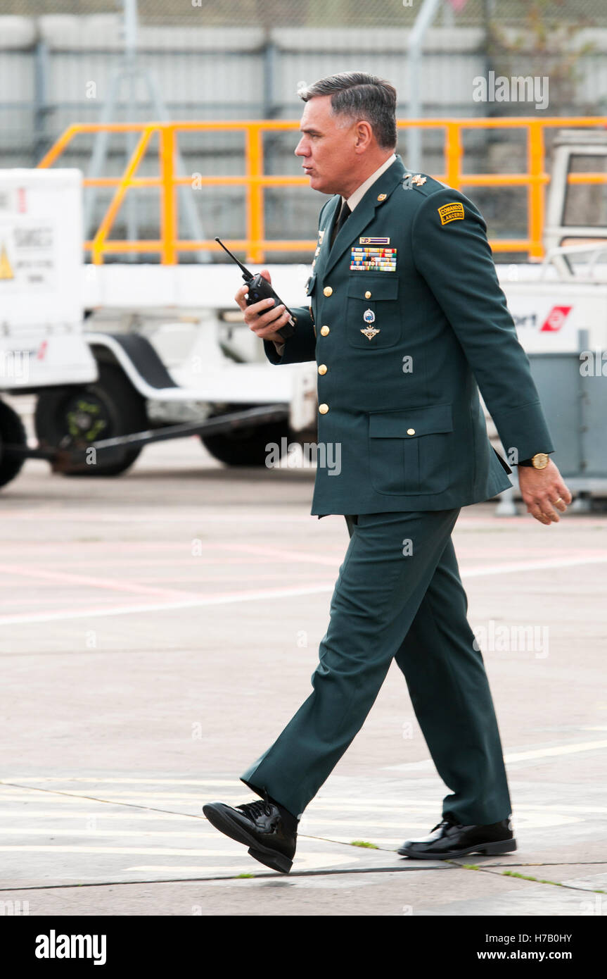 Belfast, Irlande du Nord. 3 novembre, 2016. Haut fonctionnaire de la Columbian Commando Lancero marcher avec un talkie-walkie. Crédit : Stephen Barnes/Alamy Live News Banque D'Images