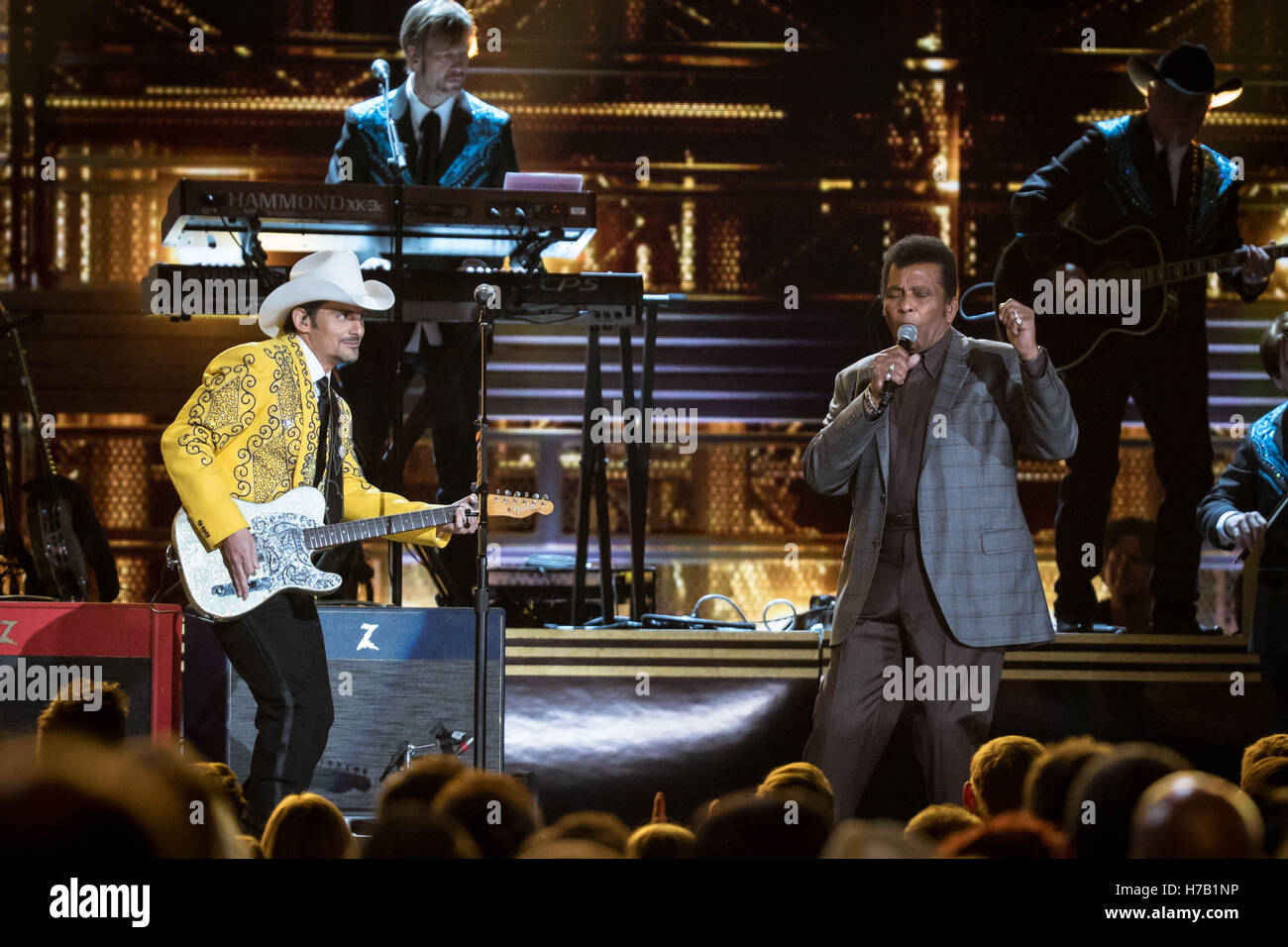 Nashville, Tennessee, USA. 2e Nov, 2016. Brad Paisley et Charley Pride effectuant à la 50e Prix annuel qui a eu lieu à l'Arène Bridgestone dans le centre-ville de Nashville, Tennessee. © Jason Walle/ZUMA/Alamy Fil Live News Banque D'Images