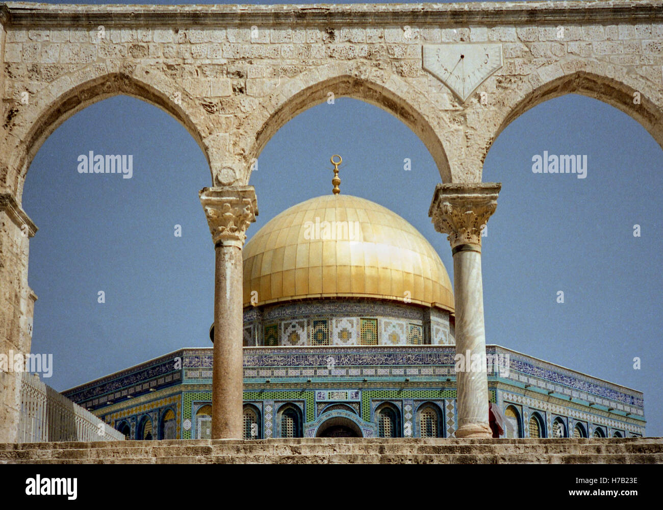 Jérusalem, Israël. 6ème Apr, 1988. Le célèbre 7e siècle golden Dôme du Rocher (en arabe : Qubbat al-á¹¢akhrah), vu à travers les arcades du sud de l'arcade. Un sanctuaire musulman sur le mont du Temple dans la vieille ville de Jérusalem, il a été construit sur le rocher d'où Muá'¥mounir aurait monté au ciel. Un chef-d'œuvre de l'architecture islamique c'est un site touristique par excellence et site du patrimoine mondial de l'UNESCO. © Arnold Drapkin/ZUMA/Alamy Fil Live News Banque D'Images