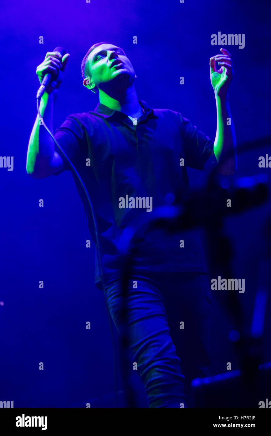 Milan, Italie. 2 novembre, 2016. Le groupe de rock écossais THE TWILIGHT SAD effectue sur scène le spectacle d'ouverture de la Cure Crédit : Rodolfo Sassano/Alamy Live News Banque D'Images