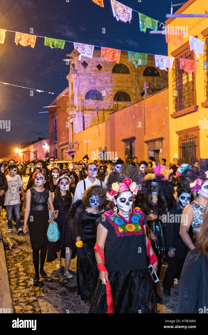 Des centaines de gens habillés comme le squelette mariée la Calavera Catrina parade lors de la dernière journée de la Journée de la fête des morts le 2 novembre 2016 à San Miguel de Allende, Guanajuato, Mexique. La semaine de célébration est un moment où les Mexicains bienvenue les morts à la terre pour une visite et célébrer la vie. Banque D'Images