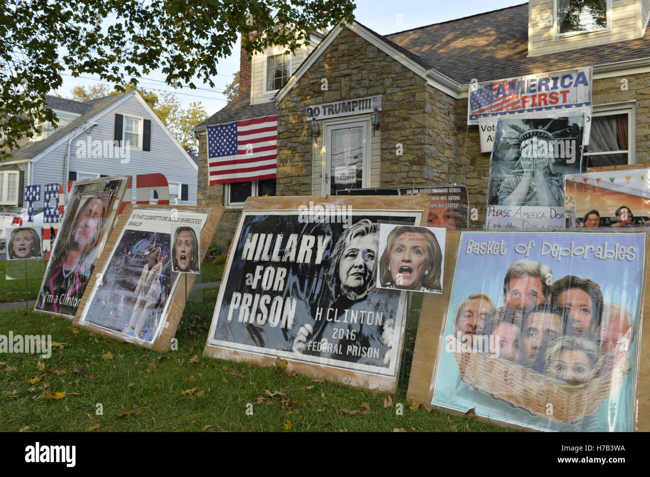 Bellmore, United States. 09Th Nov, 2016. Bellmore, New York, USA. Le 2 novembre 2016. Des signes politiques contre le candidat démocrate, Hillary Clinton, sont dans la cour avant Halloween affiche d'Eileen Fuscaldo, un défenseur Donald Trump. Un "panier de Deplorables' photo a chefs de Clinton, Président Obama et d'autres soutenant sa. Pour Hillary 'Prison' est un autre signe. Credit : Ann E Parry/Alamy Live News Banque D'Images