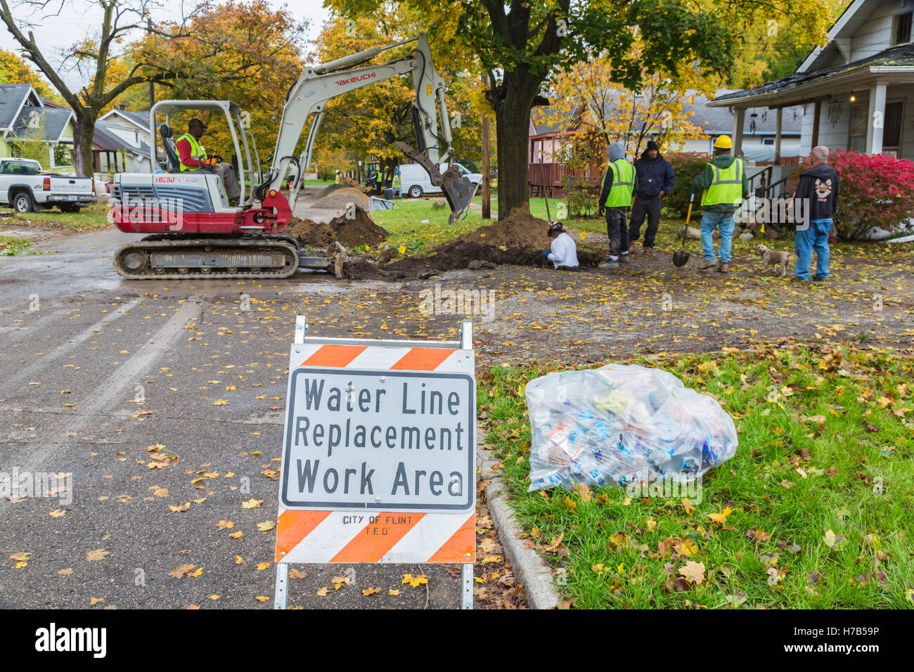 Flint, Michigan, USA. 3 novembre, 2016. Remplacement à grande échelle de plomb et l'acier galvanisé lignes de service de l'eau commence. La ville espère remplacer des canalisations à 800 maisons à l'automne. L'approvisionnement en eau du silex ont été contaminés par le plomb après des fonctionnaires de l'Etat a décidé en 2014 de prendre la ville, l'eau potable de la rivière Flint sans traitement adéquat. Crédit : Jim West/Alamy Live News Banque D'Images