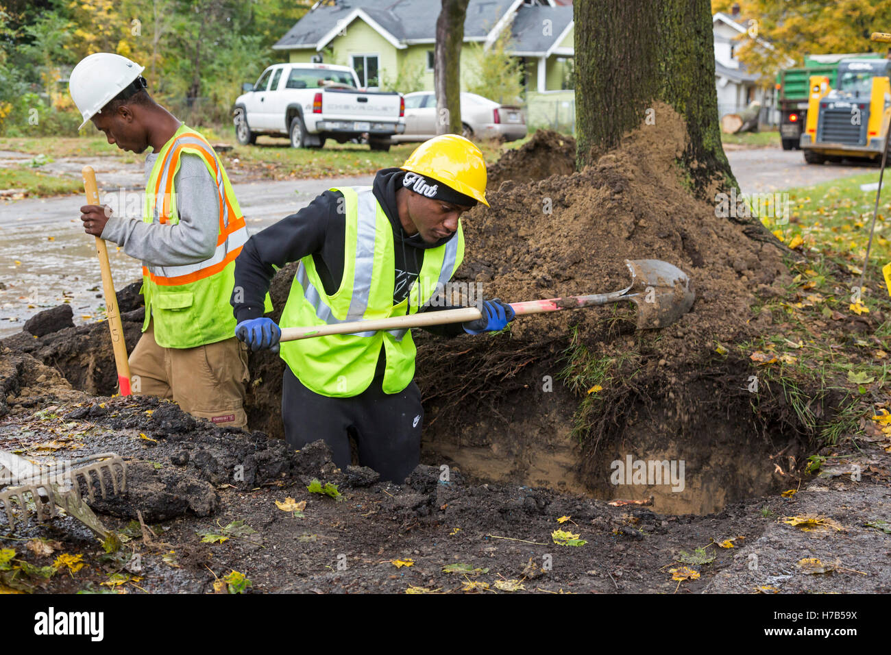 Flint, Michigan, USA. 3 novembre, 2016. Remplacement à grande échelle de plomb et l'acier galvanisé lignes de service de l'eau commence. La ville espère remplacer des canalisations à 800 maisons à l'automne. L'approvisionnement en eau du silex ont été contaminés par le plomb après des fonctionnaires de l'Etat a décidé en 2014 de prendre la ville, l'eau potable de la rivière Flint sans traitement adéquat. Crédit : Jim West/Alamy Live News Banque D'Images