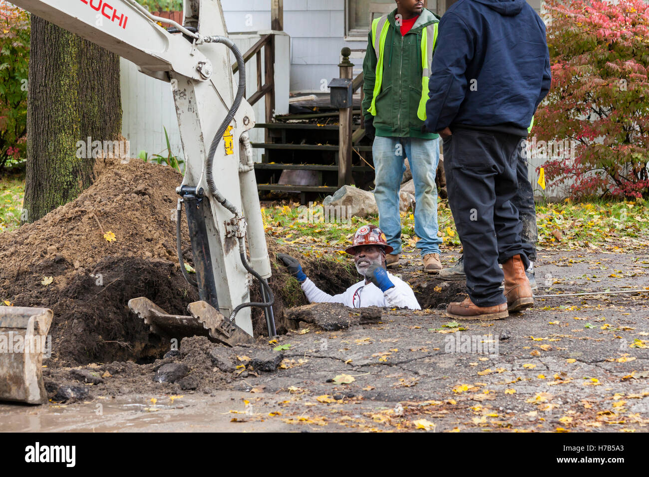 Flint, Michigan, USA. 3 novembre, 2016. Remplacement à grande échelle de plomb et l'acier galvanisé lignes de service de l'eau commence. La ville espère remplacer des canalisations à 800 maisons à l'automne. L'approvisionnement en eau du silex ont été contaminés par le plomb après des fonctionnaires de l'Etat a décidé en 2014 de prendre la ville, l'eau potable de la rivière Flint sans traitement adéquat. Crédit : Jim West/Alamy Live News Banque D'Images