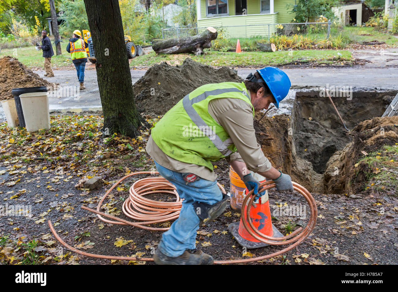 Flint, Michigan, USA. 3 novembre, 2016. Remplacement à grande échelle de plomb et l'acier galvanisé lignes de service de l'eau commence. La ville espère remplacer des canalisations à 800 maisons à l'automne. L'approvisionnement en eau du silex ont été contaminés par le plomb après des fonctionnaires de l'Etat a décidé en 2014 de prendre la ville, l'eau potable de la rivière Flint sans traitement adéquat. Crédit : Jim West/Alamy Live News Banque D'Images