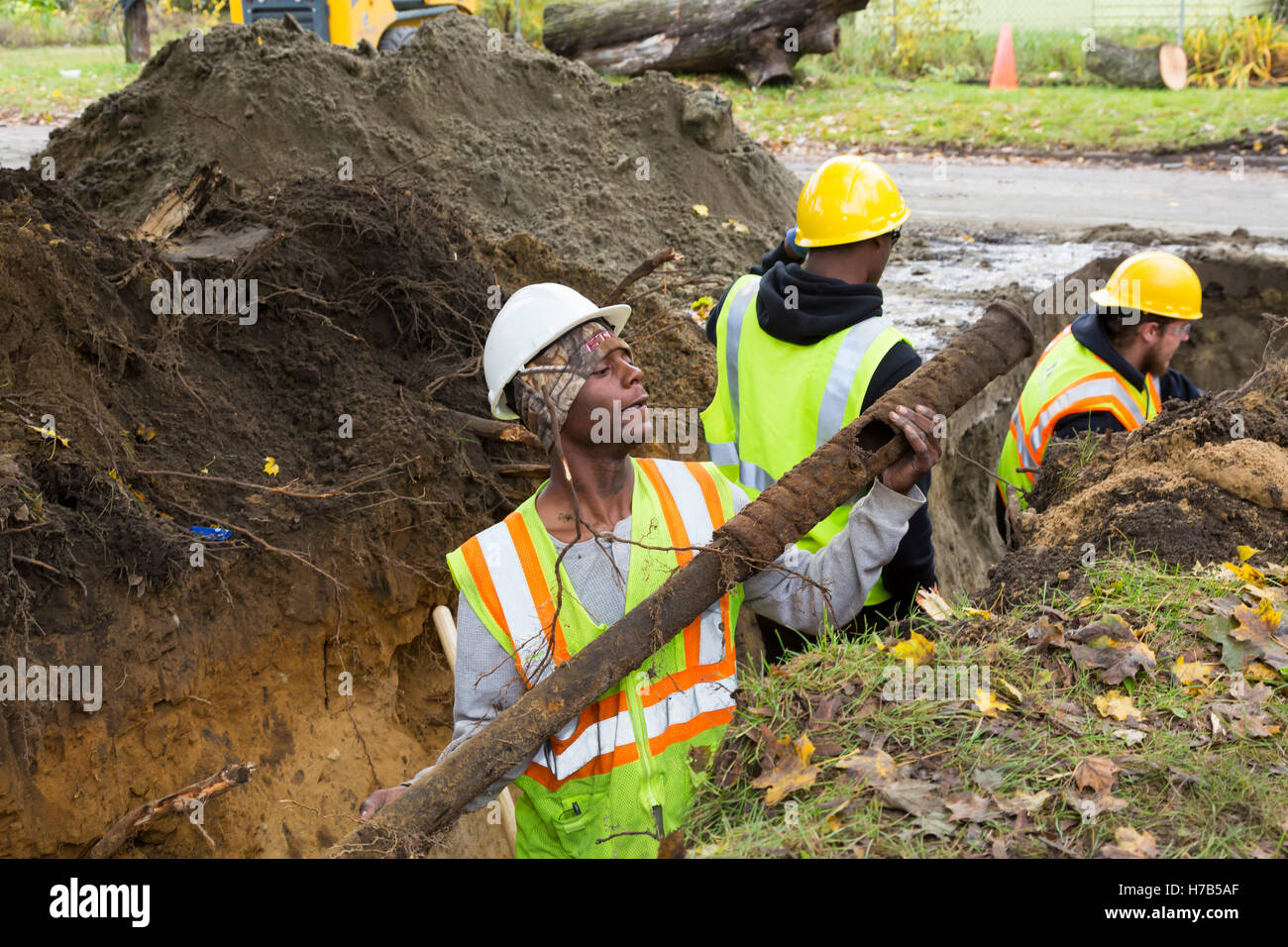 Flint, Michigan, USA. 3 novembre, 2016. Remplacement à grande échelle de plomb et l'acier galvanisé lignes de service de l'eau commence. La ville espère remplacer des canalisations à 800 maisons à l'automne. L'approvisionnement en eau du silex ont été contaminés par le plomb après des fonctionnaires de l'Etat a décidé en 2014 de prendre la ville, l'eau potable de la rivière Flint sans traitement adéquat. Crédit : Jim West/Alamy Live News Banque D'Images