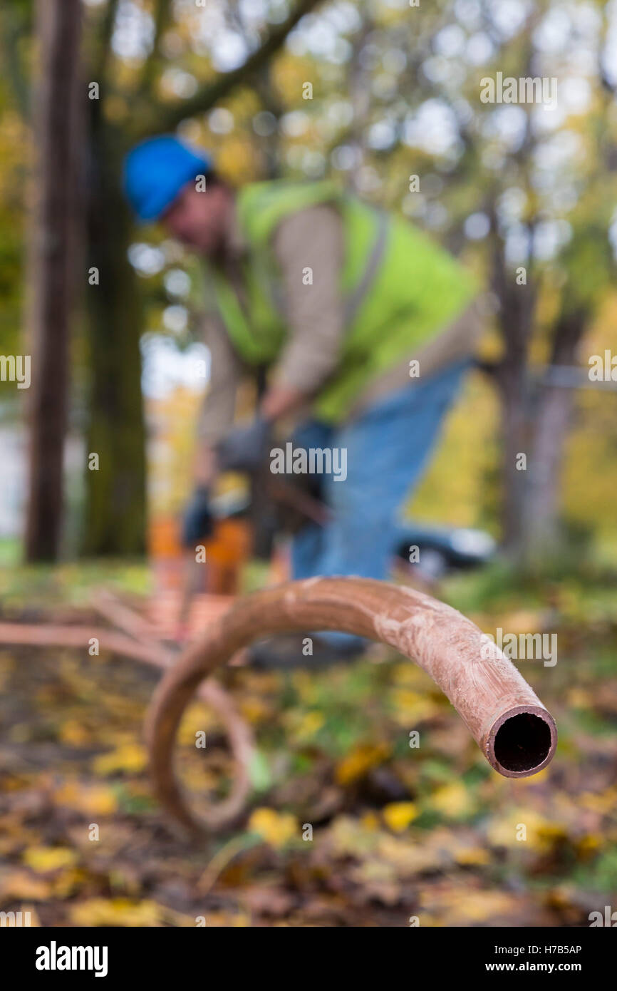 Flint, Michigan, USA. 3 novembre, 2016. Remplacement à grande échelle de plomb et l'acier galvanisé lignes de service de l'eau commence. La ville espère remplacer des canalisations à 800 maisons à l'automne. L'approvisionnement en eau du silex ont été contaminés par le plomb après des fonctionnaires de l'Etat a décidé en 2014 de prendre la ville, l'eau potable de la rivière Flint sans traitement adéquat. Crédit : Jim West/Alamy Live News Banque D'Images