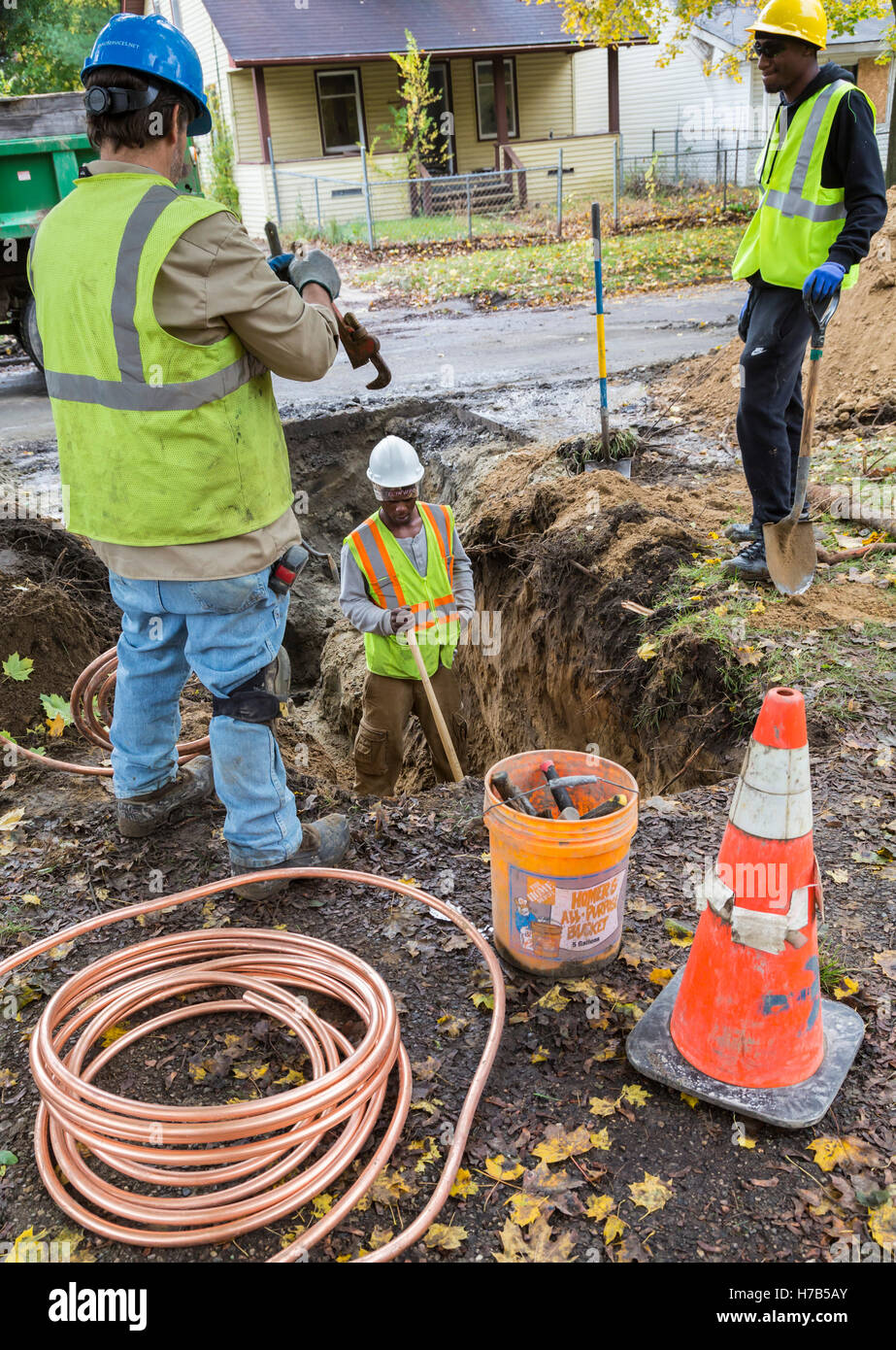 Flint, Michigan, USA. 3 novembre, 2016. Remplacement à grande échelle de plomb et l'acier galvanisé lignes de service de l'eau commence. La ville espère remplacer des canalisations à 800 maisons à l'automne. L'approvisionnement en eau du silex ont été contaminés par le plomb après des fonctionnaires de l'Etat a décidé en 2014 de prendre la ville, l'eau potable de la rivière Flint sans traitement adéquat. Crédit : Jim West/Alamy Live News Banque D'Images