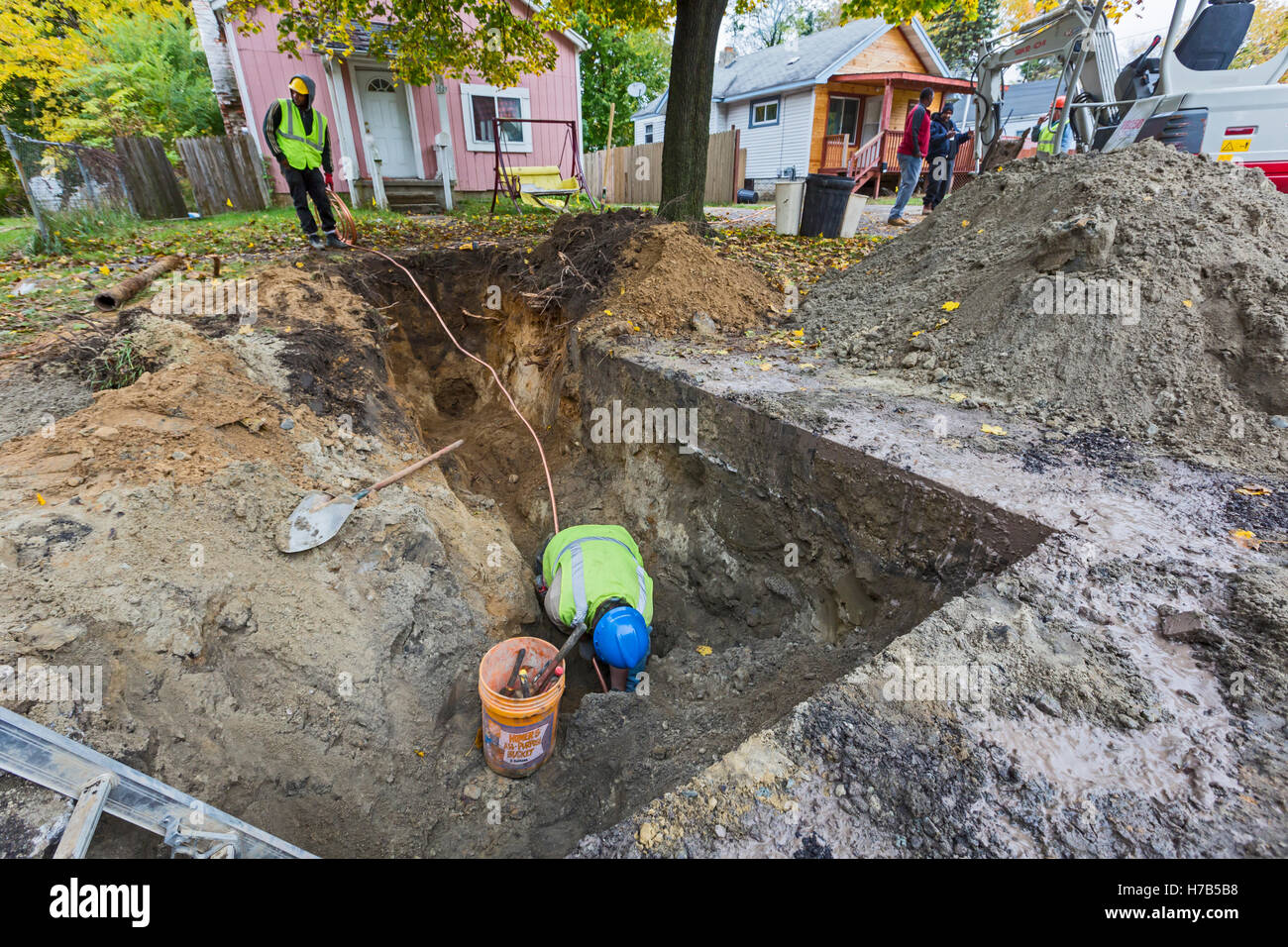 Flint, Michigan, USA. 3 novembre, 2016. Remplacement à grande échelle de plomb et l'acier galvanisé lignes de service de l'eau commence. La ville espère remplacer des canalisations à 800 maisons à l'automne. L'approvisionnement en eau du silex ont été contaminés par le plomb après des fonctionnaires de l'Etat a décidé en 2014 de prendre la ville, l'eau potable de la rivière Flint sans traitement adéquat. Crédit : Jim West/Alamy Live News Banque D'Images
